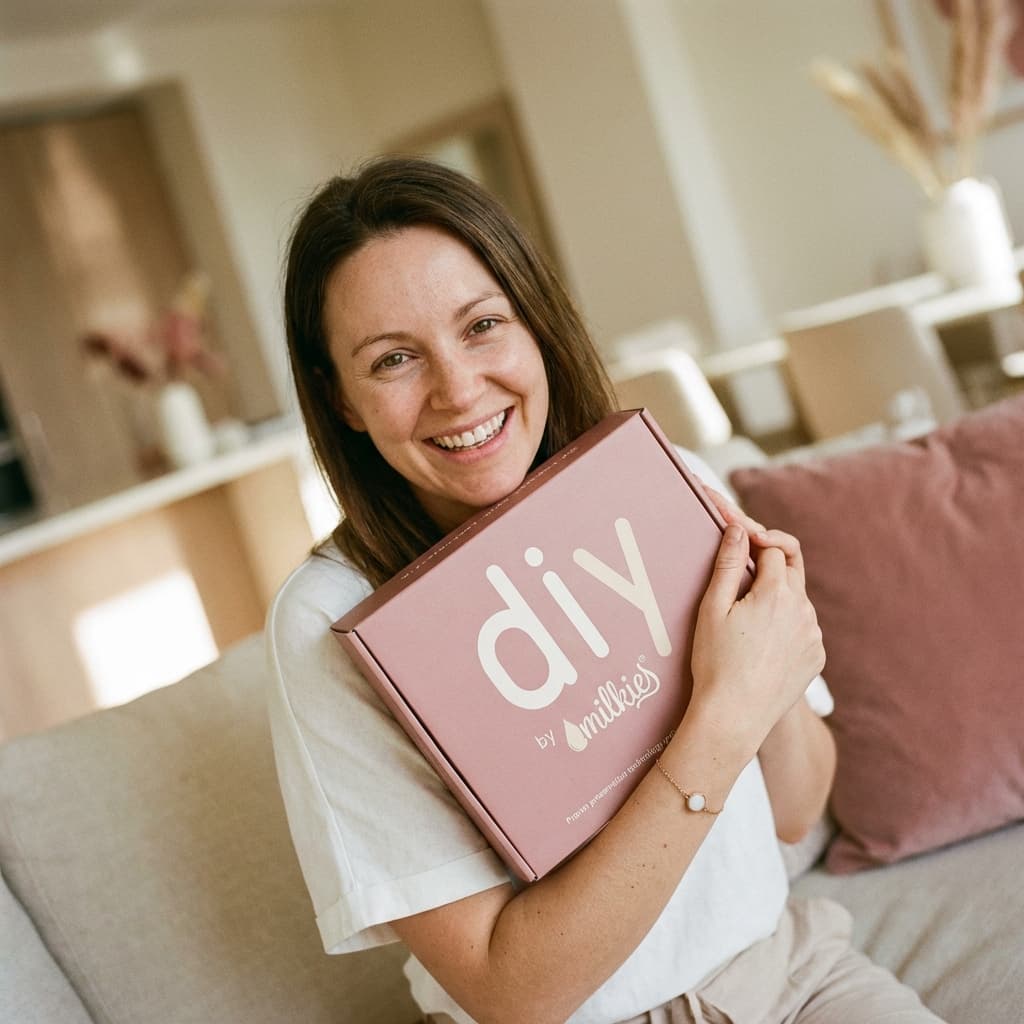 Glückliche Mutter hält das DIY by MILKIES Set in den Armen – ideal, um zuhause ein persönliches armband muttermilch als Erinnerungsstück sicher und einfach selbst herzustellen.