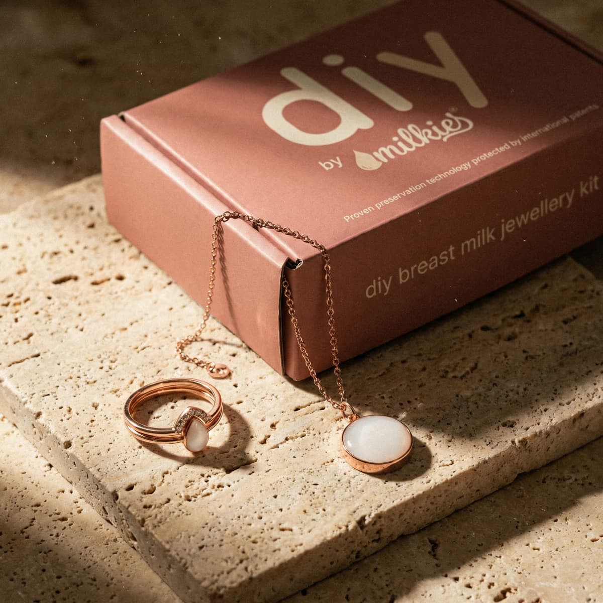 DIY by MILKIES® Kit in Rosé-Box mit Kette und Ring – elegantes Set, um Schmuck aus Muttermilch selber machen zu können als persönliches Erinnerungsstück